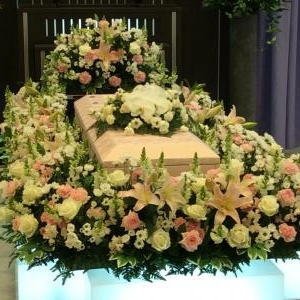 棺を囲む花たち｜「サワムラ生花店」　（愛知県西尾市の花キューピット加盟店 花屋）のブログ